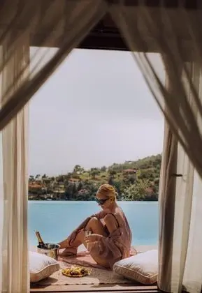 Mirach, Deniz Manzaralı, Havuzlu