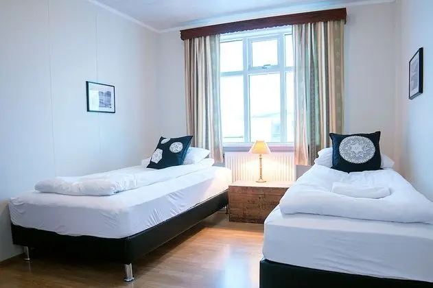 İki Ayrı Yataklı Oda, Ortak Banyo