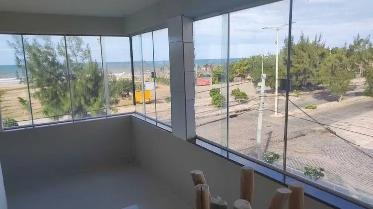 Family Oda, Veranda, Denize Bakan