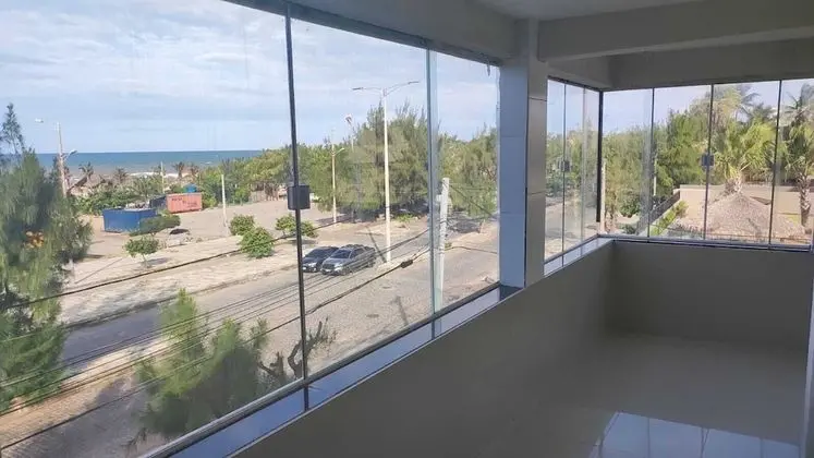 Family Oda, Veranda, Denize Bakan