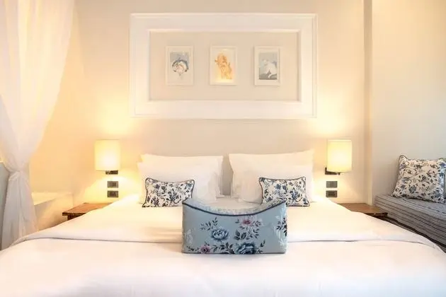 Deluxe Colonial