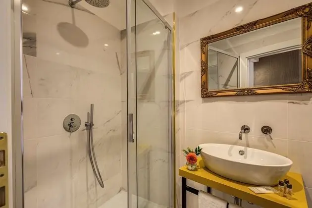 Luxury Tek Büyük Yataklı Oda