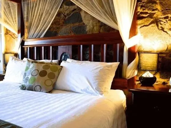 Standard Oda, 1 En Büyük (King) Boy Yatak (Bluestone Room))
