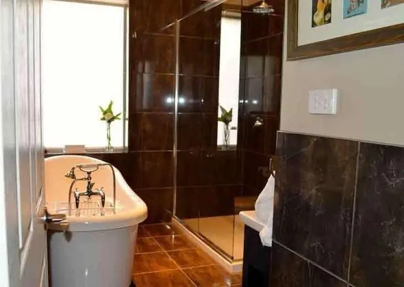 Standard Oda, 1 En Büyük (King) Boy Yatak (Bluestone Room))