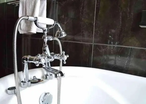Standard Oda, 1 En Büyük (King) Boy Yatak (Bluestone Room))