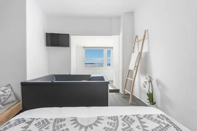 Deluxe City View Suite with Indoor Hot Tub