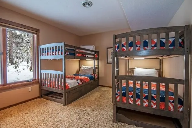 Ev, Birden Çok Yatak (Little Wolf Lodge)
