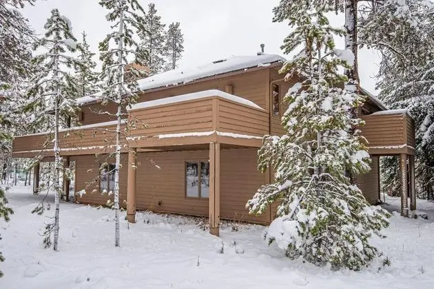 Ev, Birden Çok Yatak (Little Wolf Lodge)