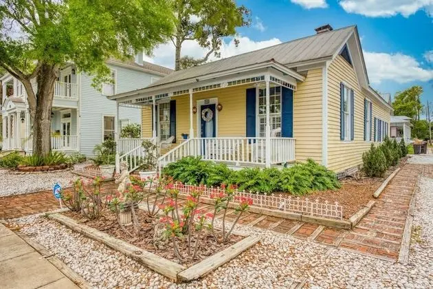 Ev (Little Yellow Cottage on Water Street)