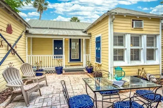 Ev (Little Yellow Cottage on Water Street)