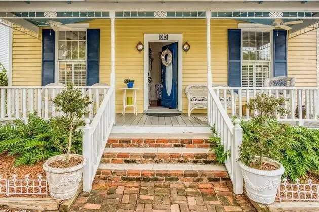 Ev (Little Yellow Cottage on Water Street)