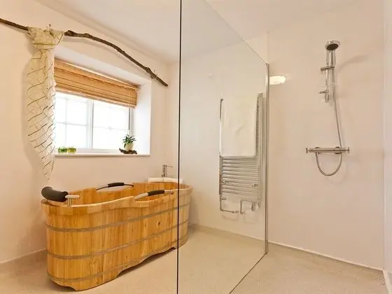 Tek Büyük Yataklı Oda, Banyolu/Duşlu (Ground Floor - Wooden)
