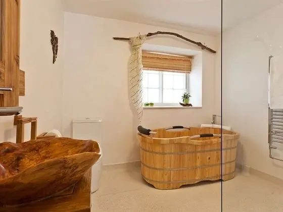 Tek Büyük Yataklı Oda, Banyolu/Duşlu (Ground Floor - Wooden)