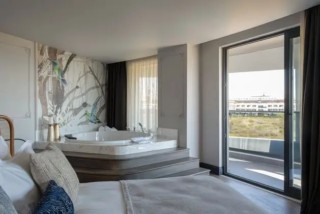 https://images.etstur.com/imgproxy/resize/2560x1440/files/images/hotelImages/etsrooms/1039/Liu_Resorts_20241111143212_1.jpg