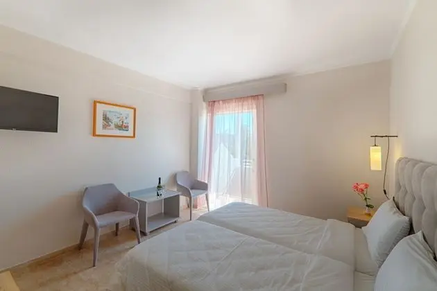 Comfort Tek Büyük veya İki Ayrı Yataklı Oda