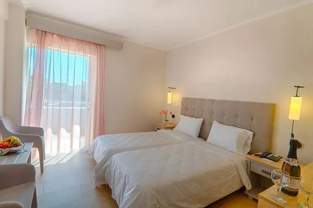 Comfort Tek Büyük veya İki Ayrı Yataklı Oda
