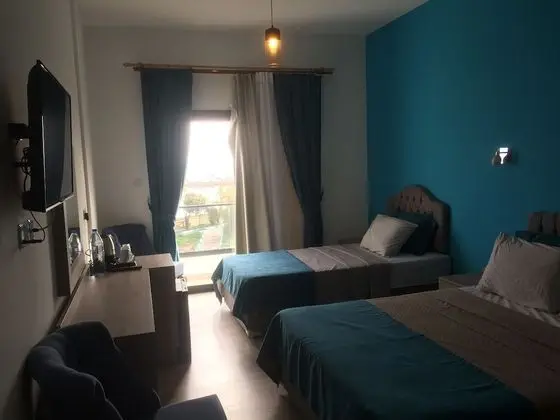 Üç Kişilik Oda, Deniz Manzaralı