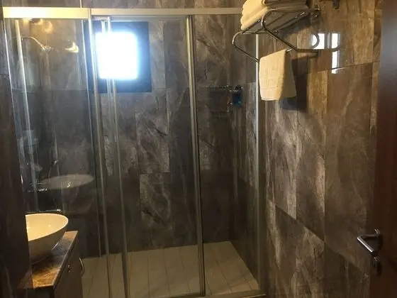 Üç Kişilik Oda, Deniz Manzaralı