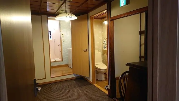 Dört Kişilik Oda, Ortak Banyo