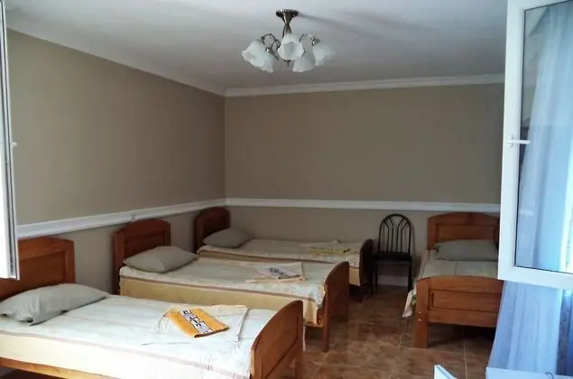 Standard Üç Kişilik Oda, Havuz Manzaralı