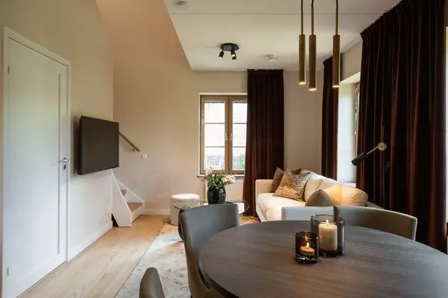 Penthouse 5 beds (staircase inside the Penthouse)