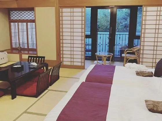 Royal Oda, Birden Çok Yatak, Sigara İçilebilir, Bahçe Manzaralı