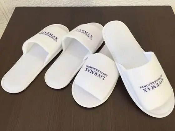 Üç Kişilik Oda, Sigara İçilebilir