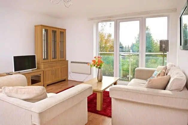 Executive Apart Daire, Banyolu/Duşlu, Bahçe Manzaralı (Close to John Airport)