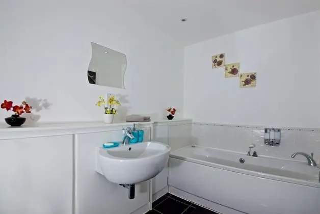 Executive Apart Daire, Banyolu/Duşlu, Bahçe Manzaralı (Close to John Airport)