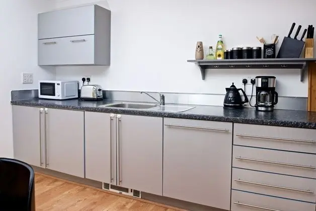 Executive Apart Daire, Banyolu/Duşlu, Bahçe Manzaralı (Close to John Airport)