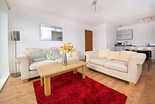 Executive Apart Daire, Banyolu/Duşlu, Bahçe Manzaralı (Close to John Airport)
