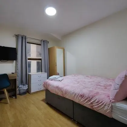 Economy Tek Büyük Yataklı Oda, Ortak Banyo (The Central Economy Room )