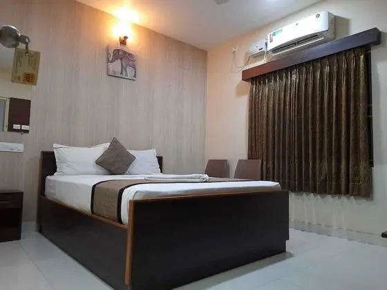 DELUXE DOUBLE A/C ROOM