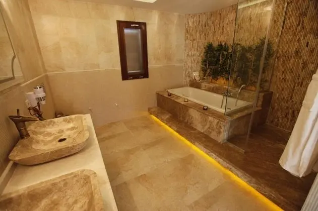 Jakuzili ve Şömineli Deluxe Oda, Bahçe Manzaralı