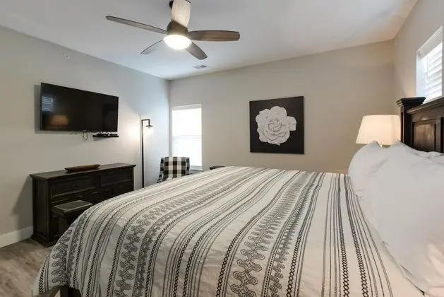 Ev (Livin' The Dream- INDOOR POOL! Huge s)