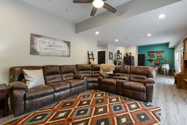 Ev (Livin' The Dream- INDOOR POOL! Huge s)