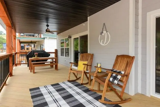 Ev (Livin' The Dream- INDOOR POOL! Huge s)