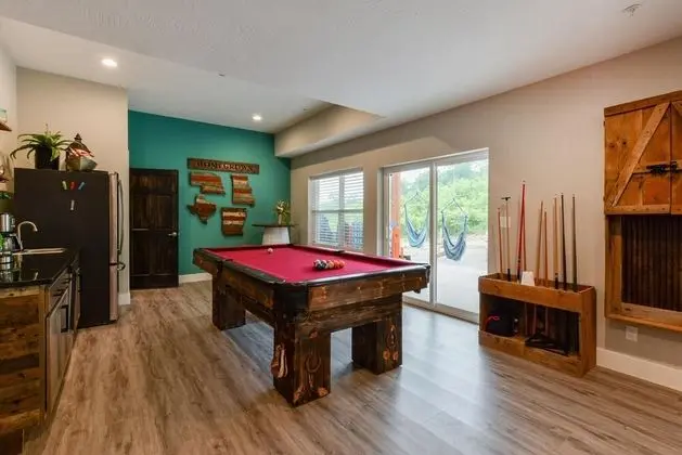 Ev (Livin' The Dream- INDOOR POOL! Huge s)