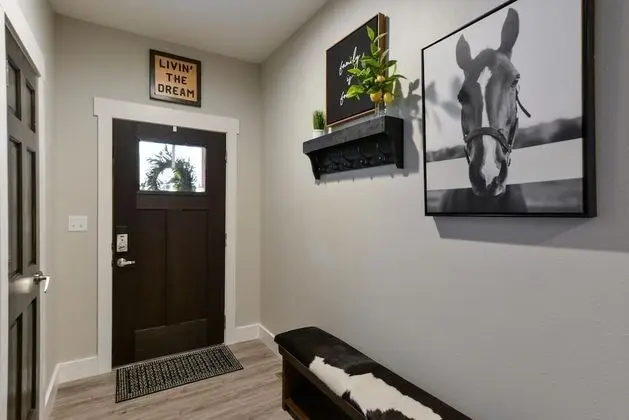 Ev (Livin' The Dream- INDOOR POOL! Huge s)
