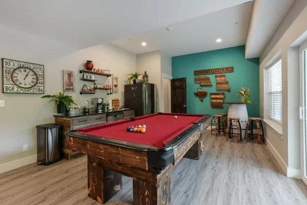 Ev (Livin' The Dream- INDOOR POOL! Huge s)