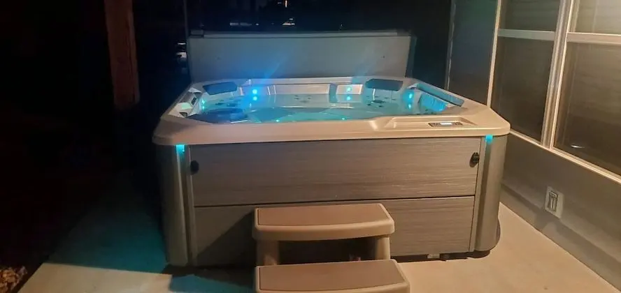 Ev (Livin' The Dream- INDOOR POOL! Huge s)