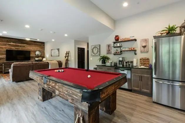 Ev (Livin' The Dream- INDOOR POOL! Huge s)
