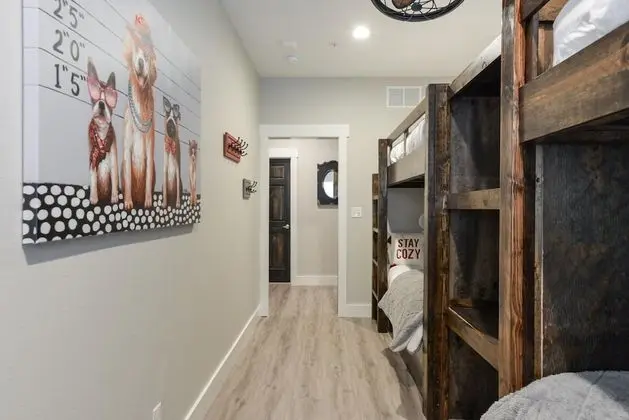 Ev (Livin' The Dream- INDOOR POOL! Huge s)