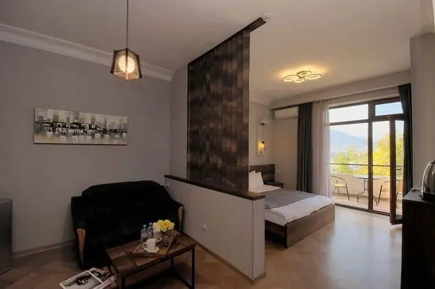 Üç Kişilik Oda, Şehir Manzaralı