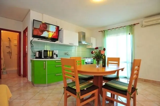 Apart Daire (Ljilja - 10m from the sea with parkin)