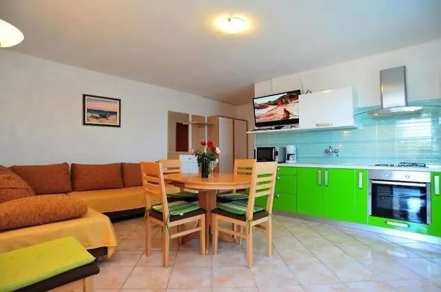 Apart Daire (Ljilja - 10m from the sea with parkin)