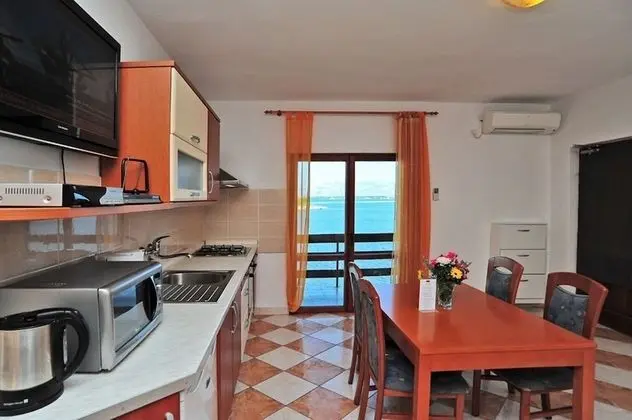 Apart Daire (Ljilja - 10m from the sea with parkin)