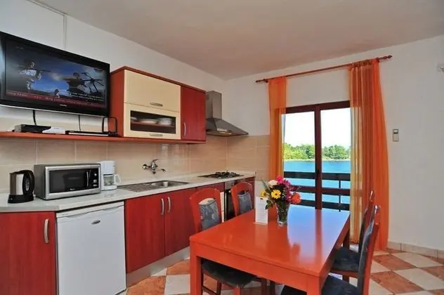 Apart Daire (Ljilja - 10m from the sea with parkin)