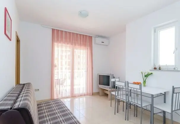 Apart Daire (Ljuba - in center & close to the beac)