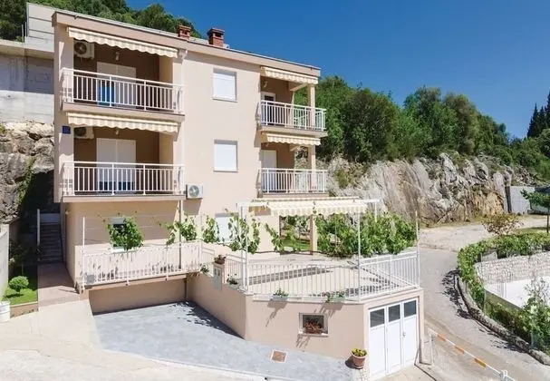 Apart Daire (Ljuba - in center & close to the beac)